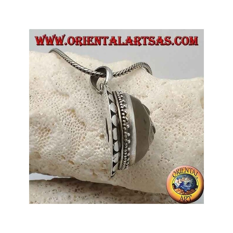 Pendentif en argent avec soleil creusé sur un cristal de roche rond et un contour de disquette