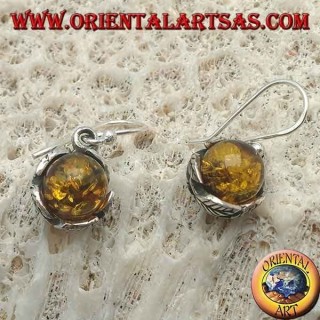 Orecchini in argento con sfera di ambra naturale tra le foglie