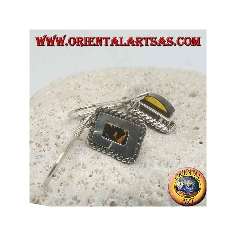 Pendientes de plata con ámbar rectangular enmarcado por un tejido.