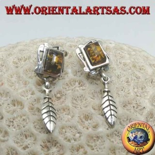 Pendientes de plata con ámbar natural enmarcado rectangular y pluma colgante.