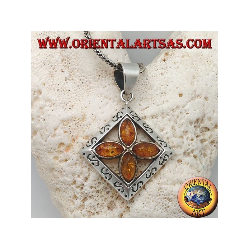 Pendentif croix en argent de 4 ambres de navette naturelles dans un carré gravé
