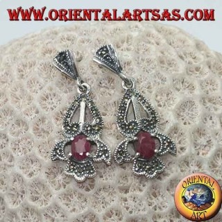 Boucles d'oreilles en argent avec rubis ovale naturel sur un élégant cadre perforé parsemé de marcassite
