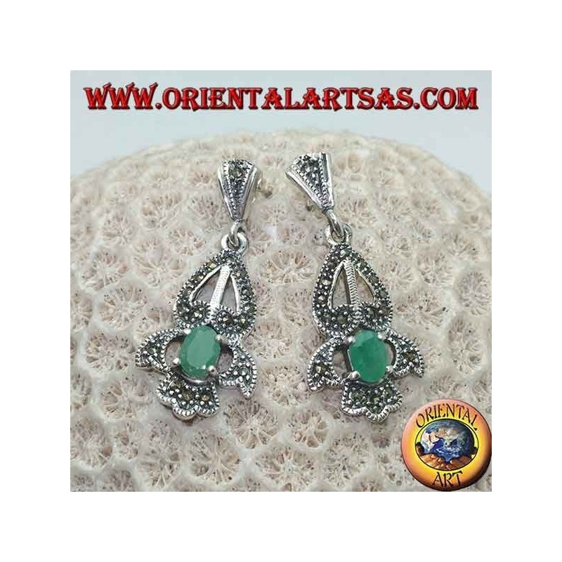 Pendientes de plata con esmeralda ovalada natural engastados en un elegante marco calado tachonado de marcasita.