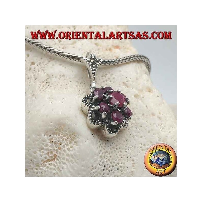 Colgante de plata de la flor de la vida (seis pétalos) con rubíes redondos naturales engastados con marcasita