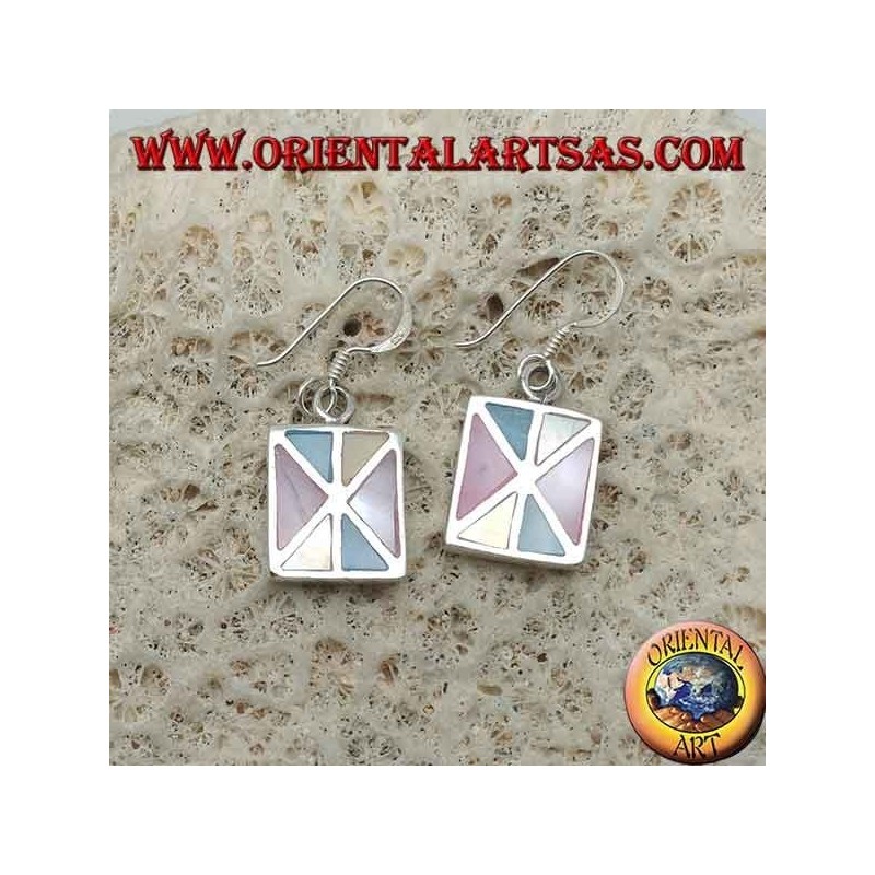 Pendientes rectangulares de plata con varios triángulos de nácar multicolor.