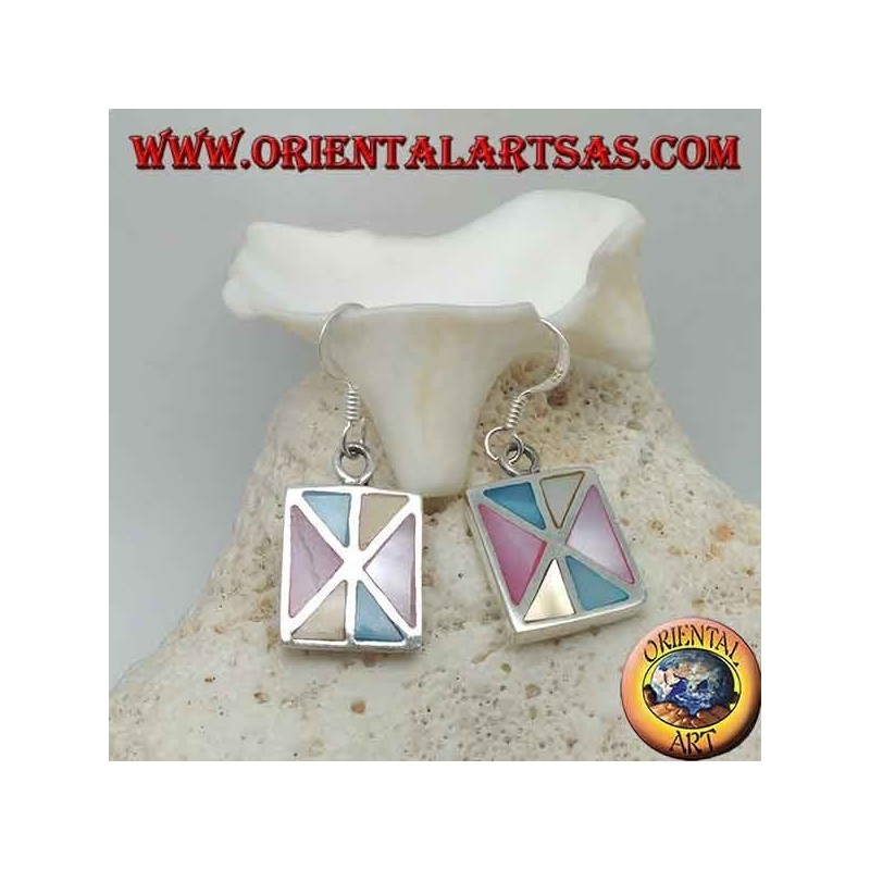 Pendientes rectangulares de plata con varios triángulos de nácar multicolor.