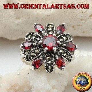 Anello in argento fiore a 12 petali di granati incastonati e marcassite alternati e granato tondo centrale