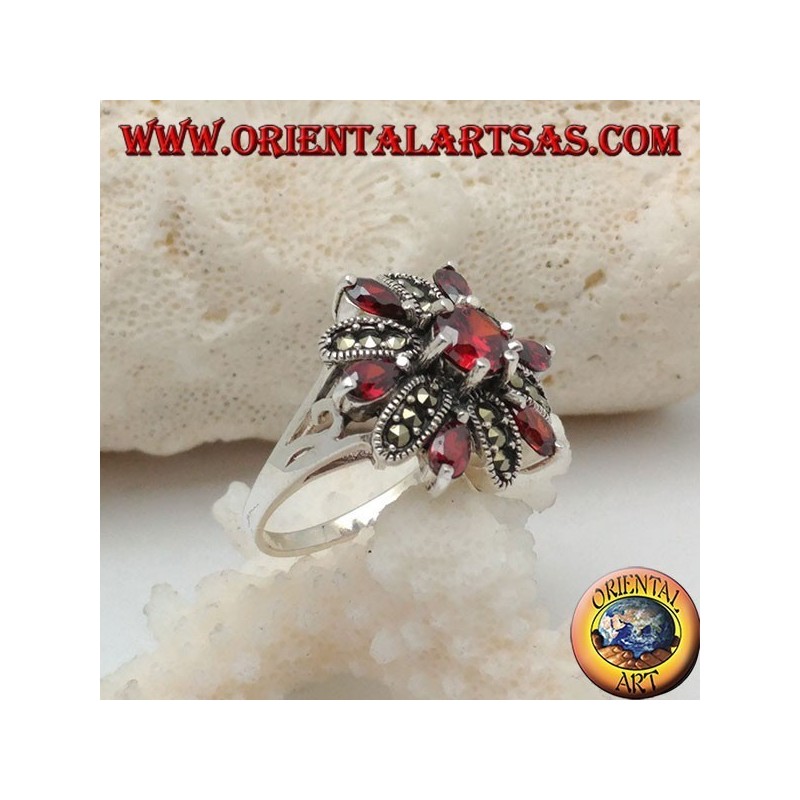 Anillo de flores de plata con 12 pétalos de granates y marcasita alterna y granate redondo central