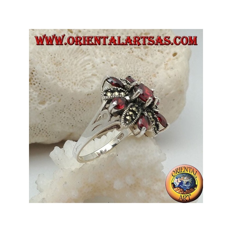 Anillo de flores de plata con 12 pétalos de granates y marcasita alterna y granate redondo central