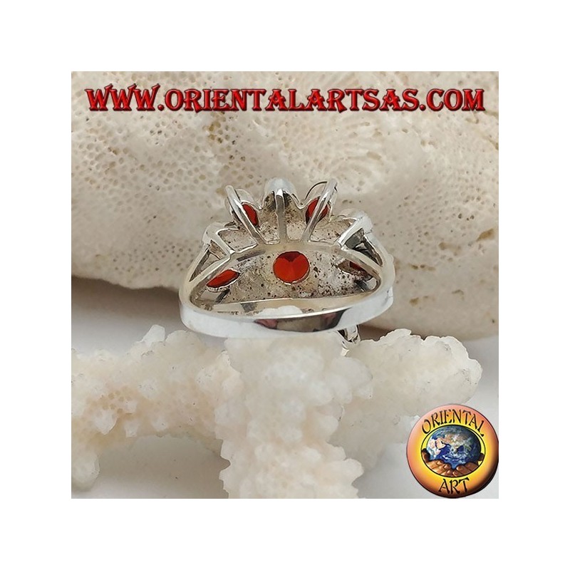 Anillo de flores de plata con 12 pétalos de granates y marcasita alterna y granate redondo central