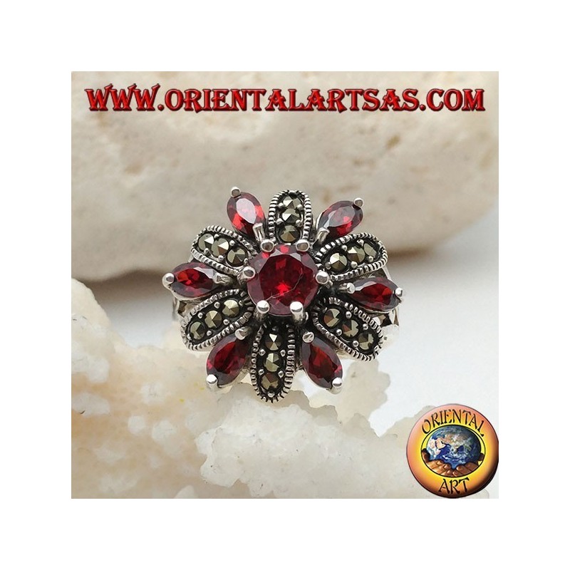 Bague fleur en argent sertie de 12 pétales de grenats et alternance de marcassite et grenat rond central