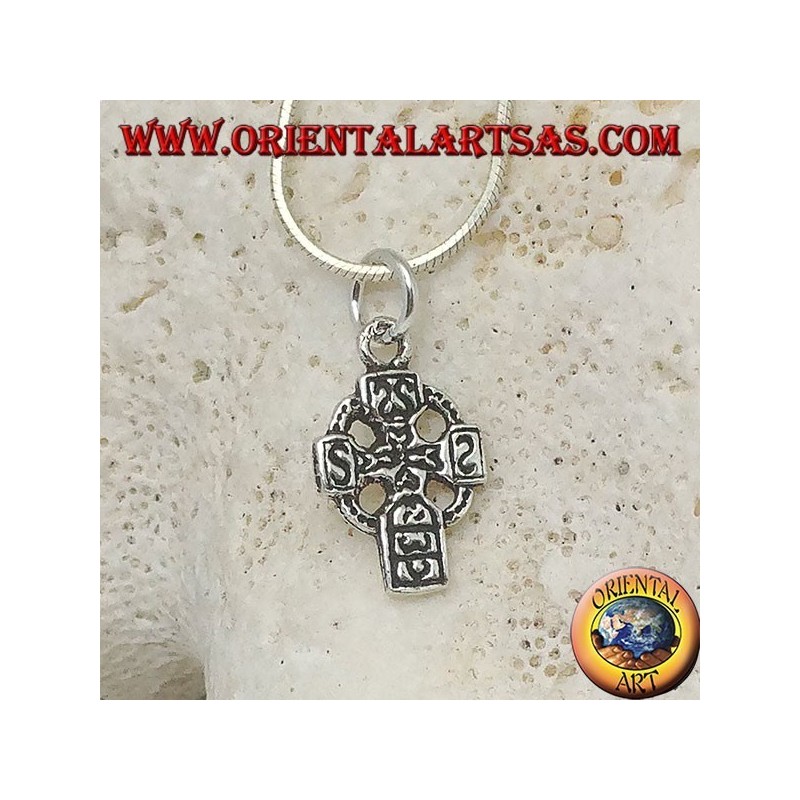 Pendentif en argent croix celtique avec runes gravées (petit)