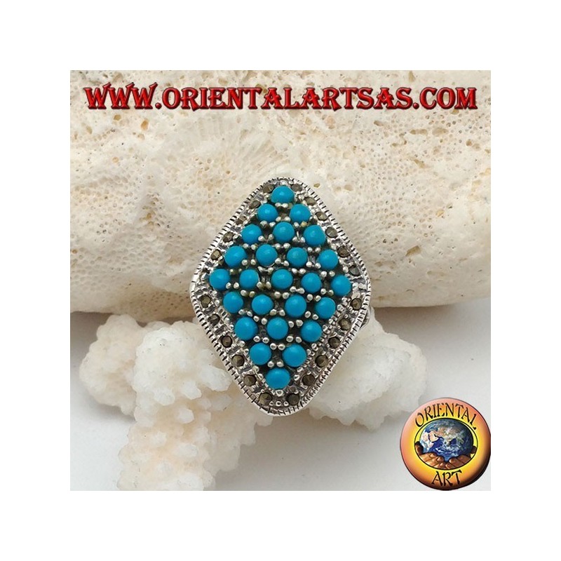 Bague en argent rhomboïde parsemée de boules turquoises sertie entourée d'une rangée de pierres de marcassite