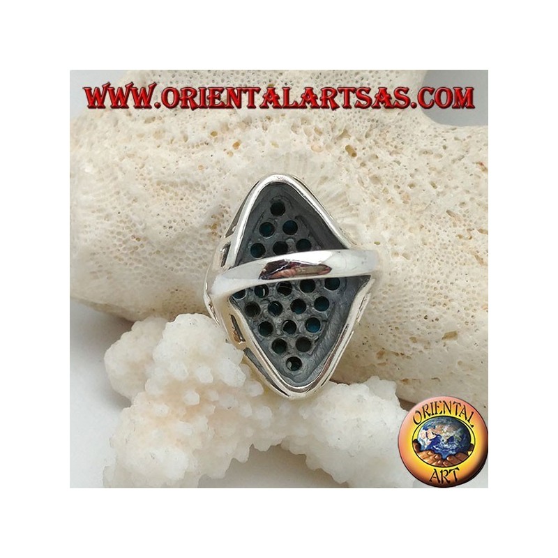 Bague en argent rhomboïde parsemée de boules turquoises sertie entourée d'une rangée de pierres de marcassite