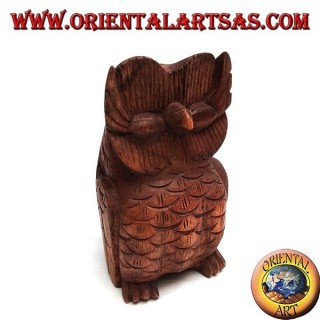 Escultura del sabio búho sentado en madera de suar de 16 cm.