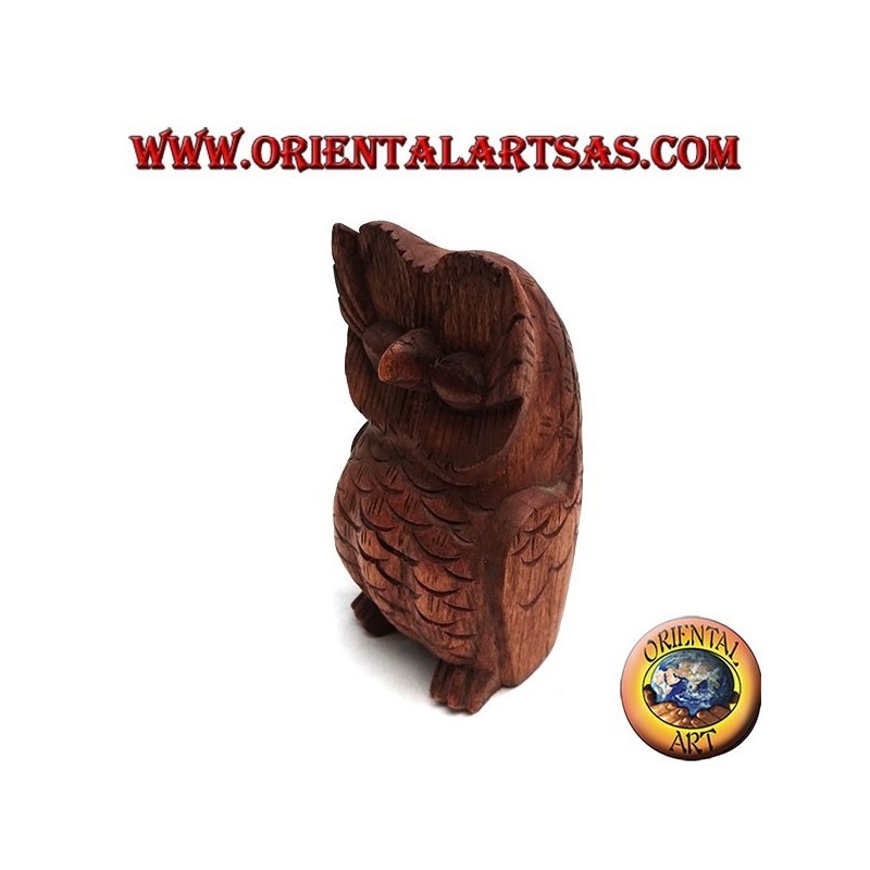 Escultura del sabio búho sentado en madera de suar de 16 cm.