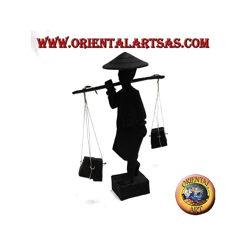 Scultura di un antico corriere con cappello di paglia e bastone con merci sulla spalla in legno di ebano