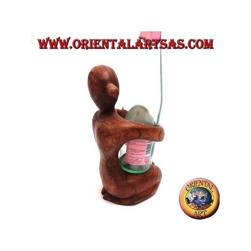 Portabotellas escultura de una mujer arrodillada abrazada en madera de Suar