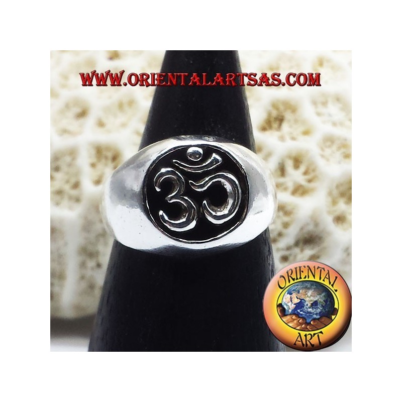 OM anillo de plata atravesado