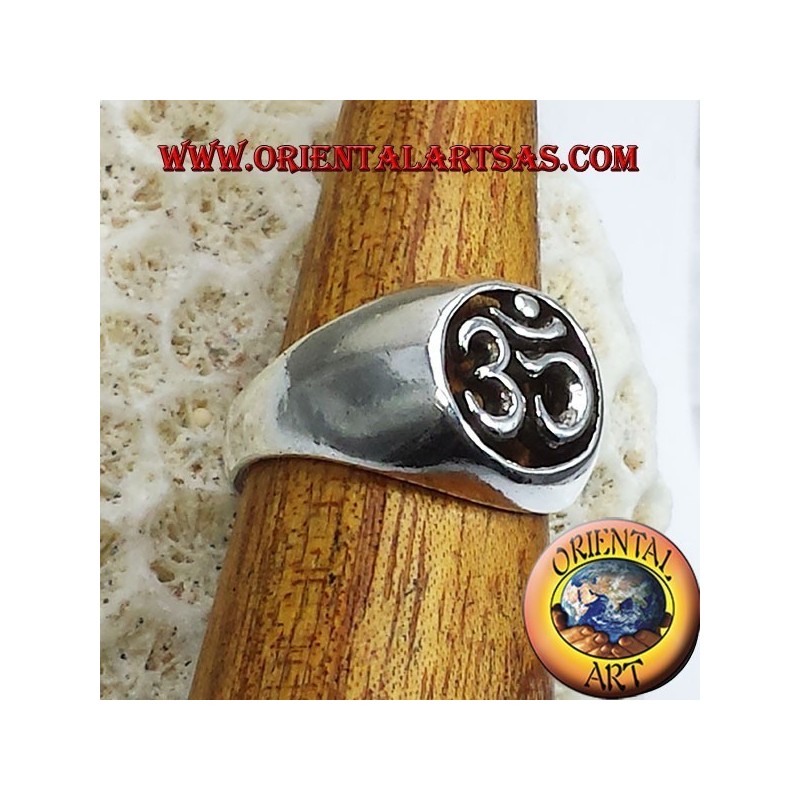 OM anillo de plata atravesado