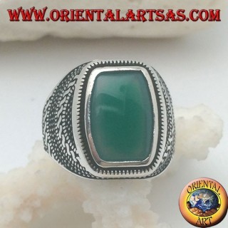 Anello in argento con agata verde rettangolare bombata in un rosone di palline e intrecci