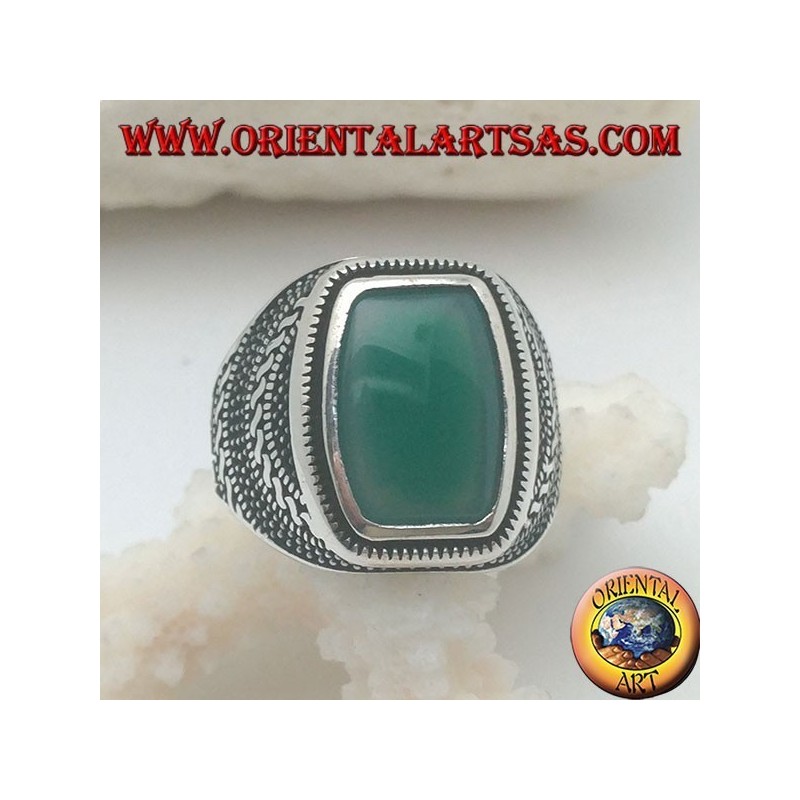 Anillo de plata con una ágata verde rectangular redondeada en una roseta de bolas y tejidos