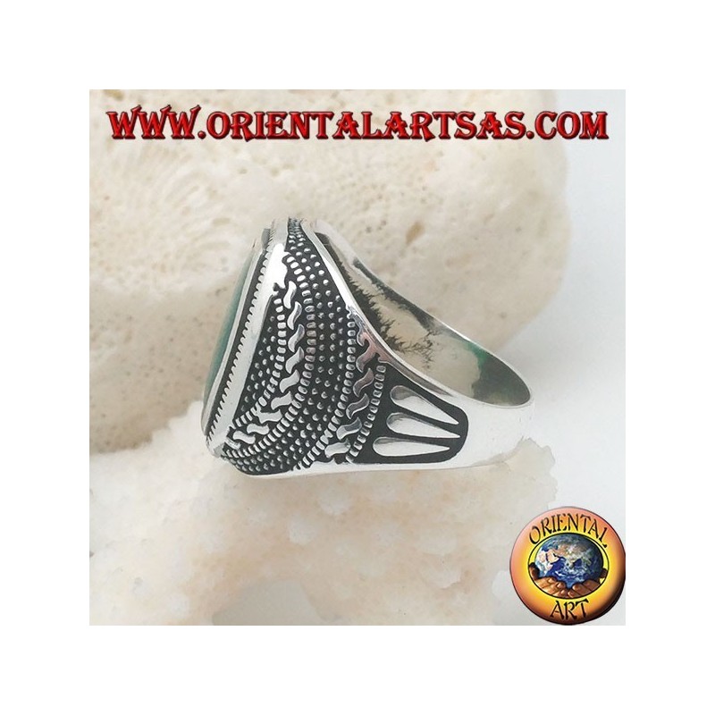 Anillo de plata con una ágata verde rectangular redondeada en una roseta de bolas y tejidos