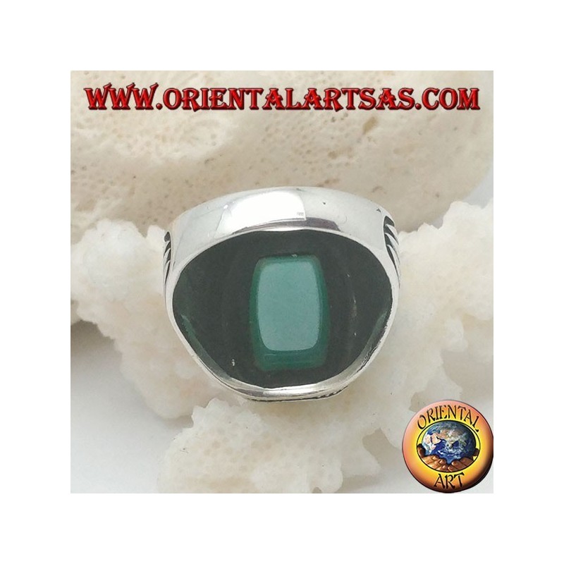Anillo de plata con una ágata verde rectangular redondeada en una roseta de bolas y tejidos