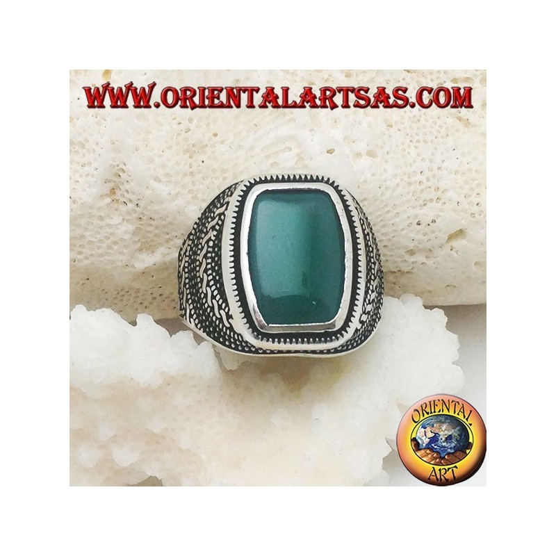 Bague en argent avec agate verte rectangulaire arrondie dans une rosette de boules et tresses