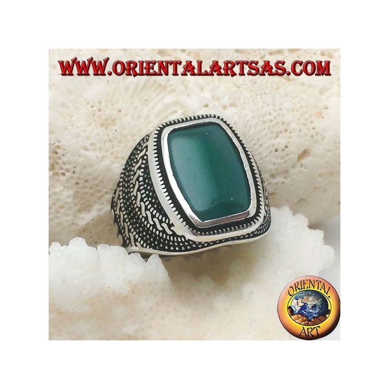 Bague en argent avec agate verte rectangulaire arrondie dans une rosette de boules et tresses