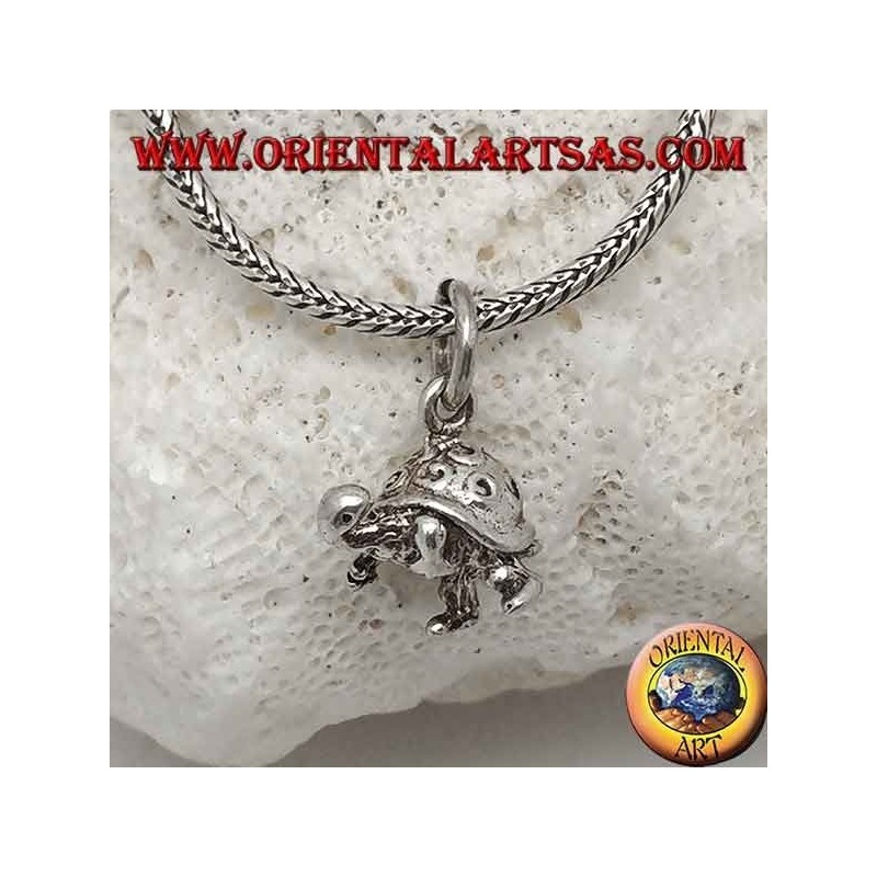 Pequeño colgante tridimensional de plata de tortuga con espirales en la concha