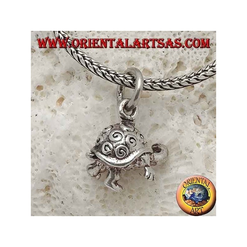 Petit pendentif en argent tortue en trois dimensions avec des spirales sur la coquille