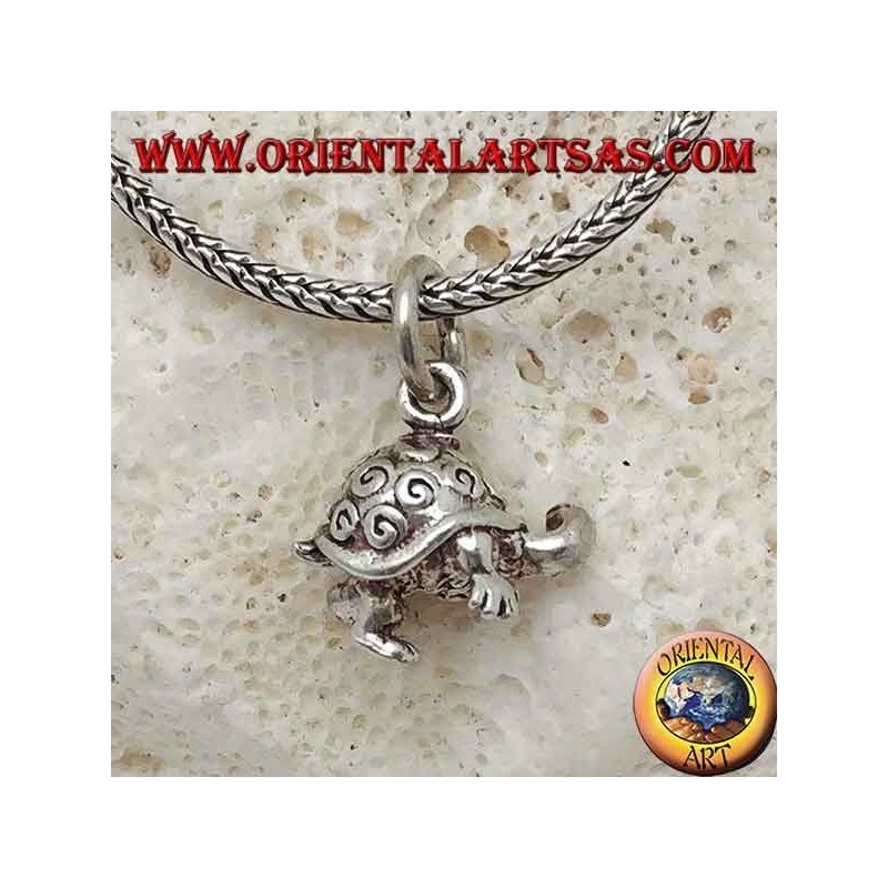 Petit pendentif en argent tortue en trois dimensions avec des spirales sur la coquille