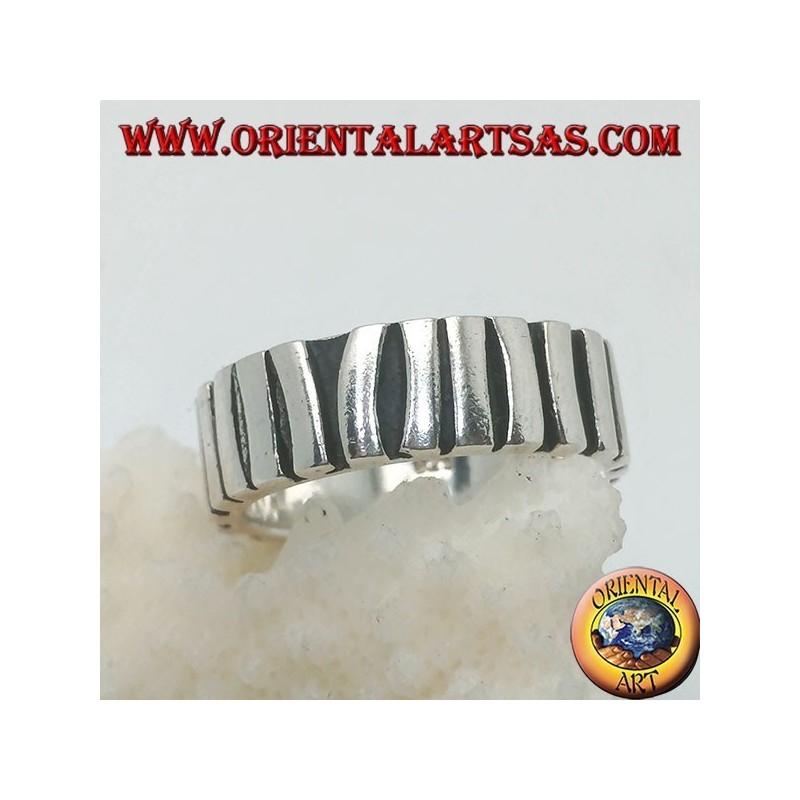 Anillo de plata con una hilera de palos colocados paralelos