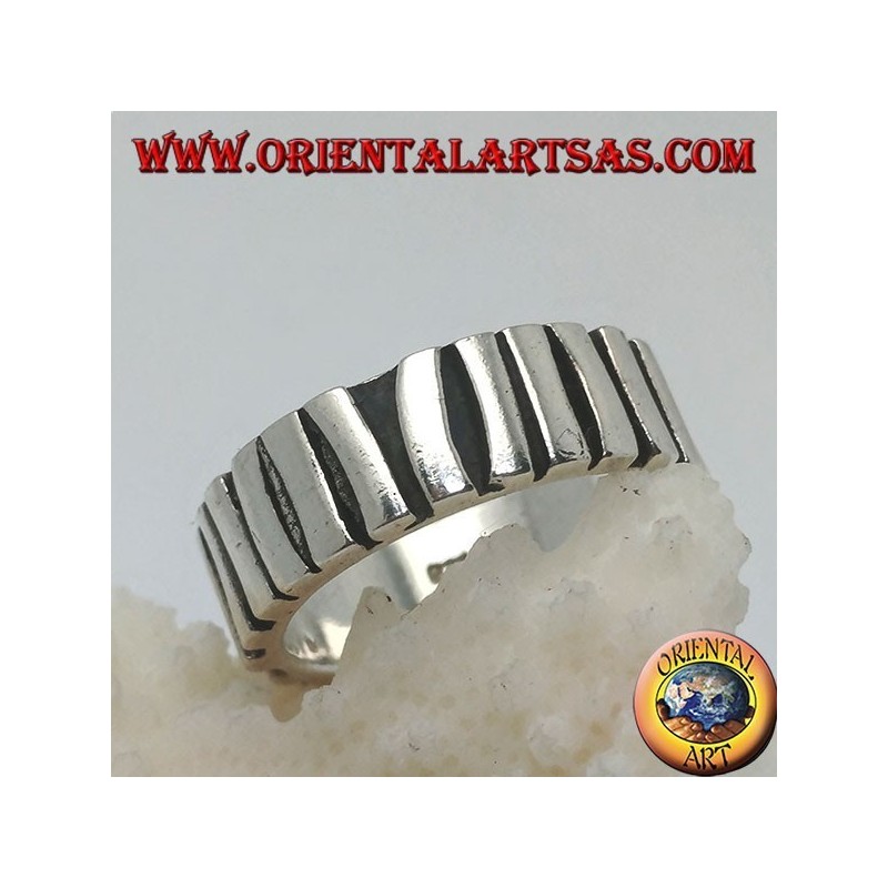 Bague en argent avec une rangée de bâtons placés parallèlement