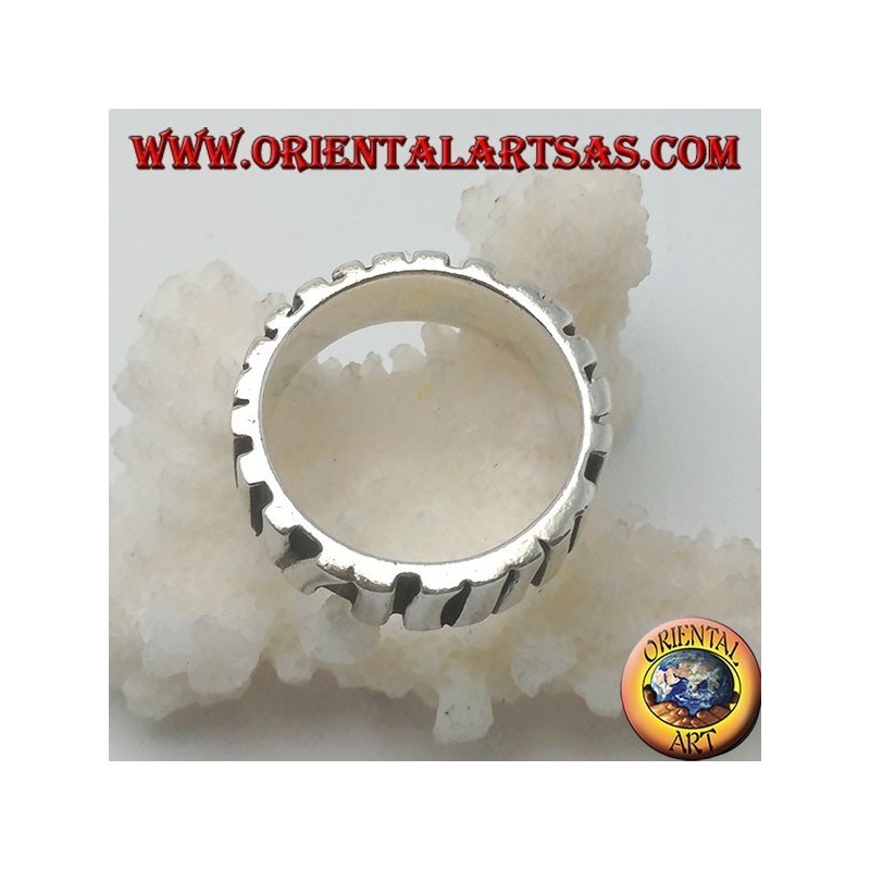 Band silbernen Ring mit einer Reihe von Stöcken parallel platziert