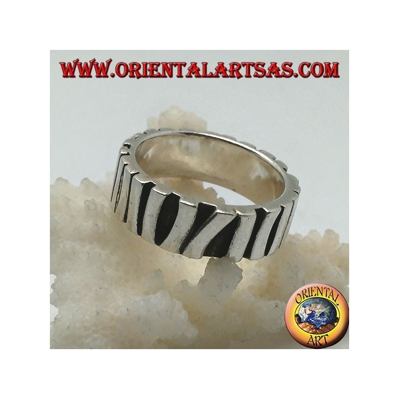 Bague en argent avec une rangée de bâtons placés parallèlement