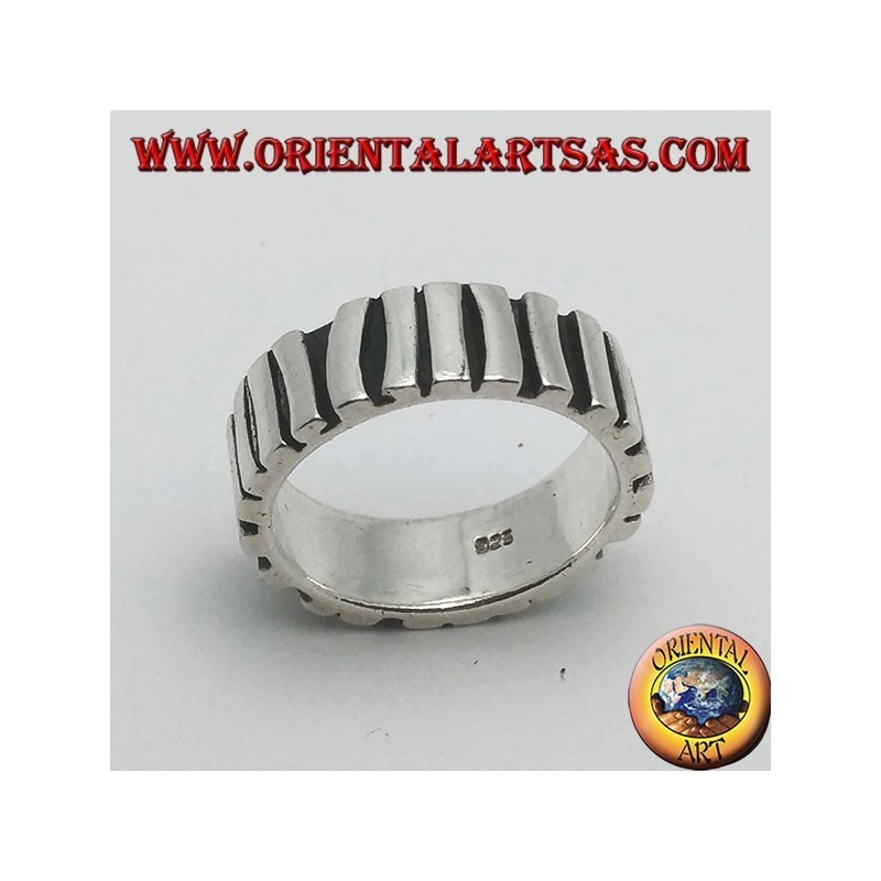 Bague en argent avec une rangée de bâtons placés parallèlement