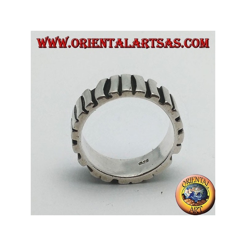 Anillo de plata con una hilera de palos colocados paralelos