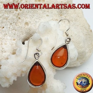 Pendientes de plata con gota de ámbar natural en una configuración suave