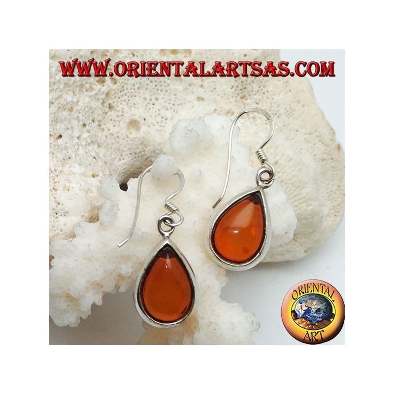 Boucles d'oreilles en argent avec ambre goutte naturelle sur un sertissage lisse