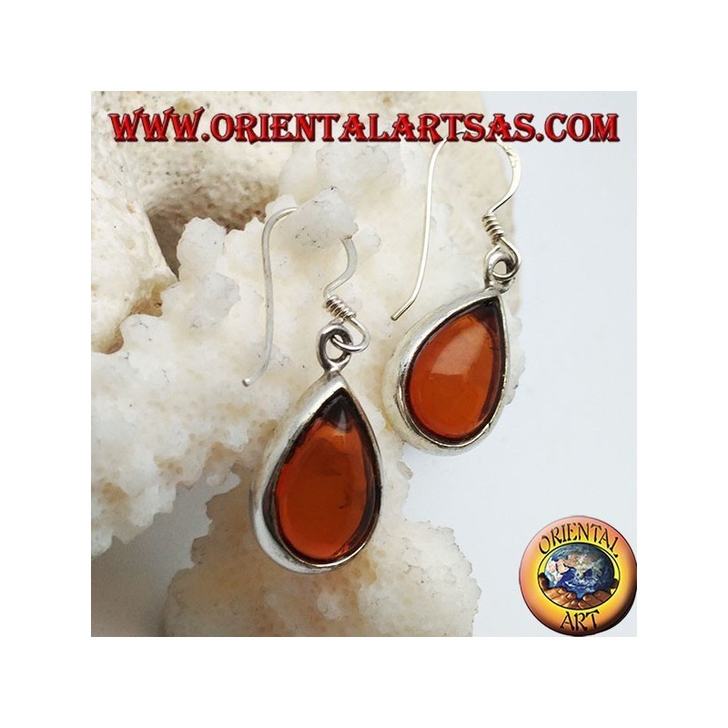 Boucles d'oreilles en argent avec ambre goutte naturelle sur un sertissage lisse