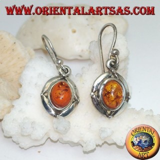 Boucles d'oreilles en argent avec ambre naturel ovale entourées d'un disque avec une boule sur les points cardinaux