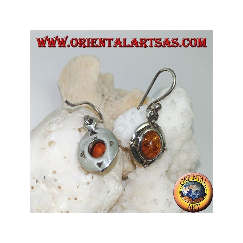 Orecchini in argento con ambra naturale ovale contornato da disco con pallina sui punti cardinali