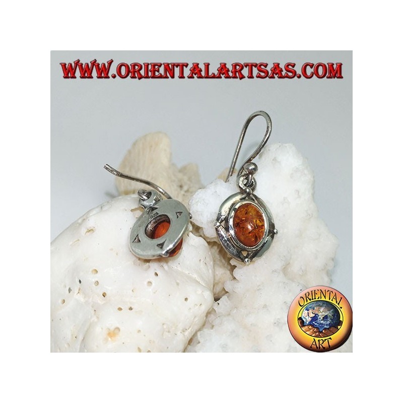 Boucles d'oreilles en argent avec ambre naturel ovale entourées d'un disque avec une boule sur les points cardinaux