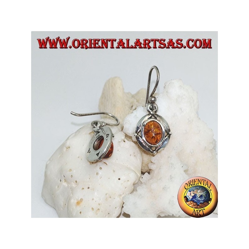 Orecchini in argento con ambra naturale ovale contornato da disco con pallina sui punti cardinali