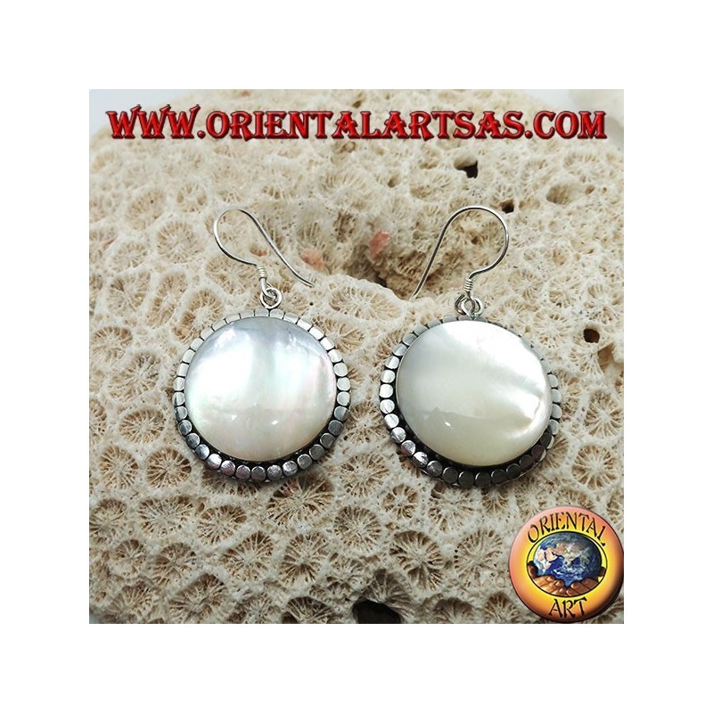 Pendientes de plata con gran madreperla redonda rodeada de discos.