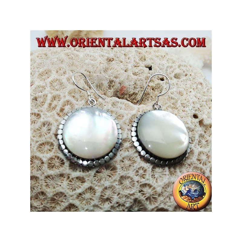 Boucles d'oreilles en argent avec une grande nacre ronde entourée de disques