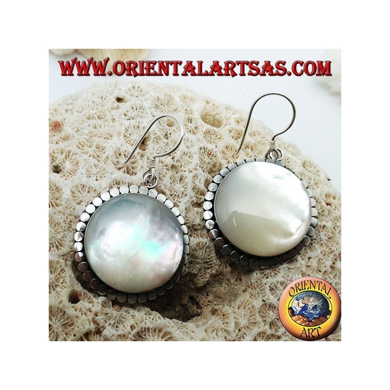 Boucles d'oreilles en argent avec une grande nacre ronde entourée de disques