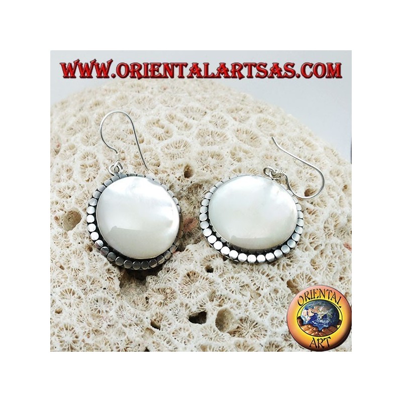 Boucles d'oreilles en argent avec une grande nacre ronde entourée de disques